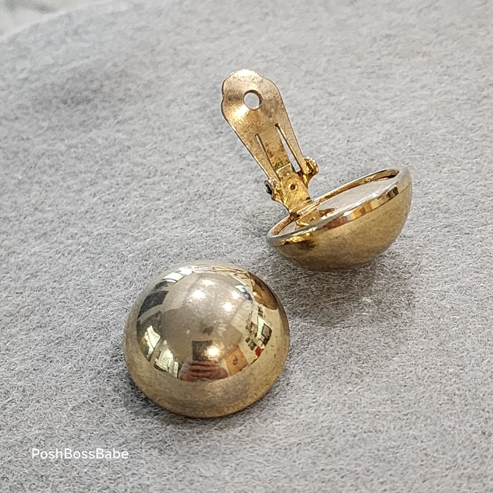 Vintage signed Bergère gold tone round button clip earrings - Picture 4 of 7